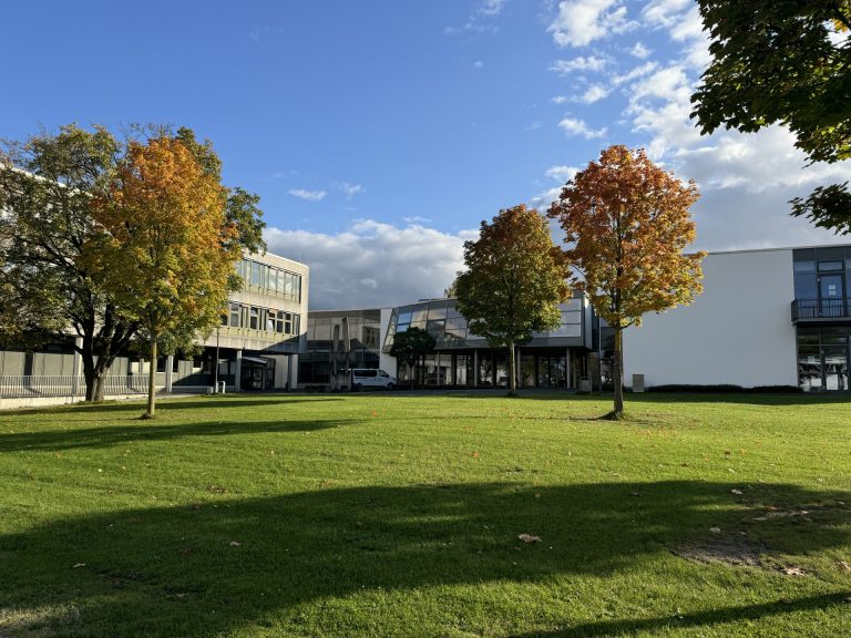 Schulhof 01